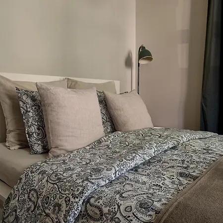 Tunnelmallinen Yksioe Kaupungin Laeheisyydessae *